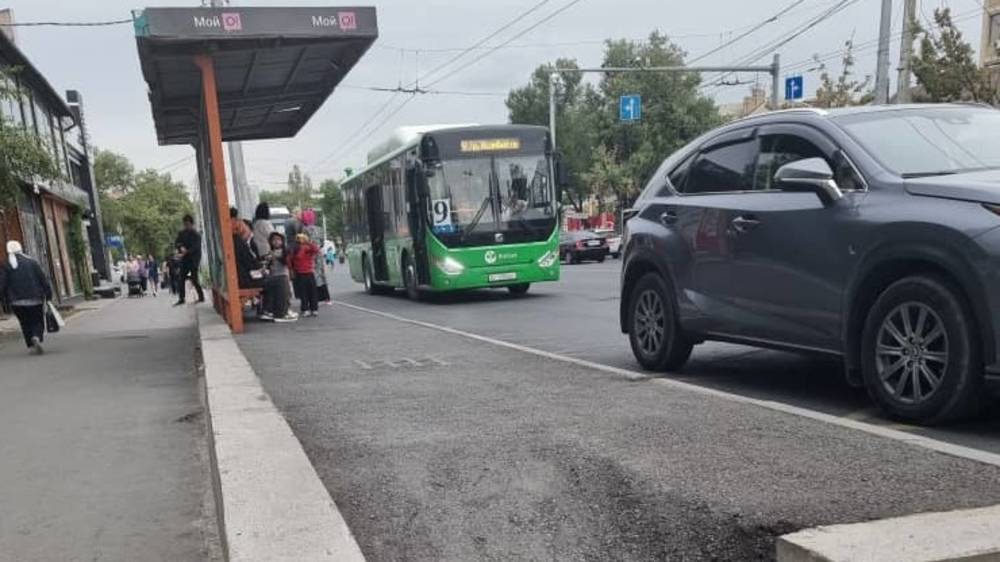 Горожанка жалуется на новые остановки на Советской. Фото