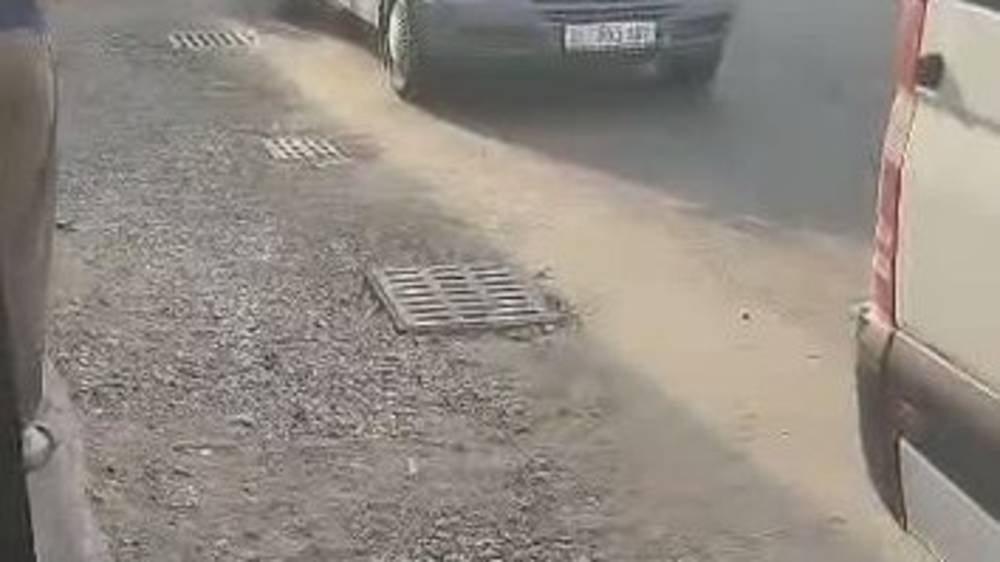 «Ливнёвки» перед остановкой по Жибек Жолу забиты. Видео