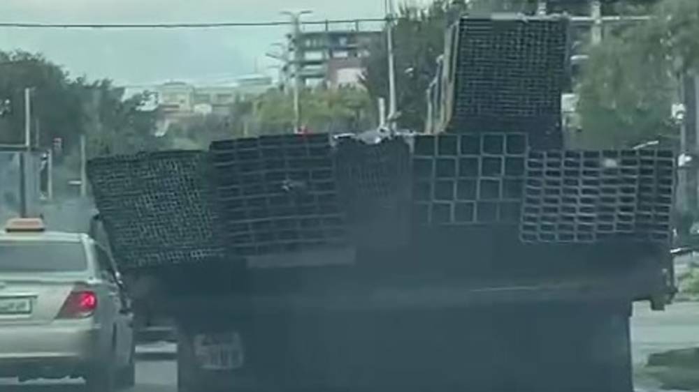 ЗиЛ опасно перевозит стройматериалы. Видео