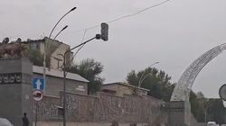 В Оше на ул.Монуева больше месяца не работает светофор. Видео горожанина