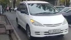 Водитель «Тойоты» заехал на тротуар. Видео