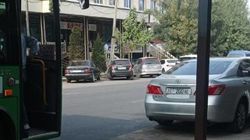 В Оше Lexus ES 350 припарковали на остановке. Фото