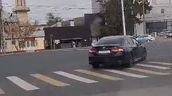 Легковушка проехала на красный. Видео