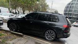 BMW X7 перегородил тротуар на Рыскулова. Фото