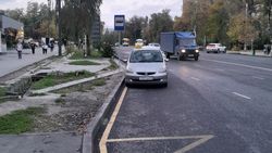 Таксист на «Хонде» с российскими номерами каждое утро паркуется перед остановкой. Фото