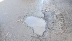 «Бишкекасфальтсервису» поручили залатать ямы на Ауэзова