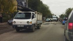 С «Портера» на дорогу упали железные трубы. Фото очевидца
