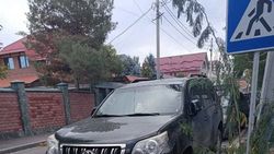 «Прадо» припарковали в неположенном месте на Дзержинского. Фото