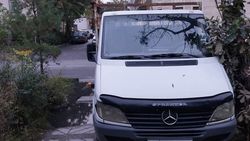 Грузовик «Мерседес» припаркован на аллее и зеленой зоне. Фото