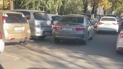 На Панфилова сложно проехать, машины припаркованы вторым рядом. Видео