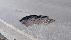 На остановке в Среднем Джале огромная яма