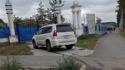 На Абдрахманова—Мичурина «Лексус» проехал по тротуару и припарковался в неположенном месте
