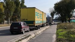 Владельцы прицепов превратили проезжую часть на улице П.Лумумбы в автостоянку