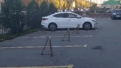 Законно ли во дворе дома на Токтоналиева поставили ограничители парковки? Видео горожанина