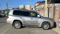 В Учкуне Lexus LX 570 паркуют, перекрывая тротуар. Фото