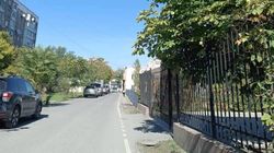 Одна полоса дороги по ул.Армейской заставлена машинами. Фото