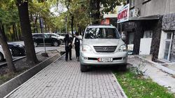 Lexus GX 470 заехал на тротуар. Фото