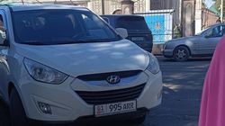 «Хендай Туксон» припарковали на пешеходном переходе. Фото