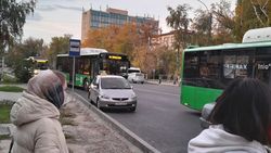 «Фит» с российскими номерами мешает автобусами подъехать к остановке. Фото горожанина