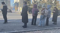 На остановке в 5 мкр все еще не установили навес. Фото