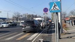 Возле ЦОНа на Жибек Жолу—Ибраимова машины паркуют под запрещающий знак и на тротуаре