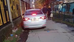 Возле спорткомплекса в Востоке-5 «Хендай» припарковали на тротуаре