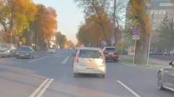 На Горького после ремонта убрали парковки, теперь одна полоса занята стоящими машинами. Видео