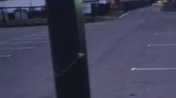 Улица Камская стала однополосной из-за припаркованных авто. Горожанин просит открыть стоянку школы №62. Видео