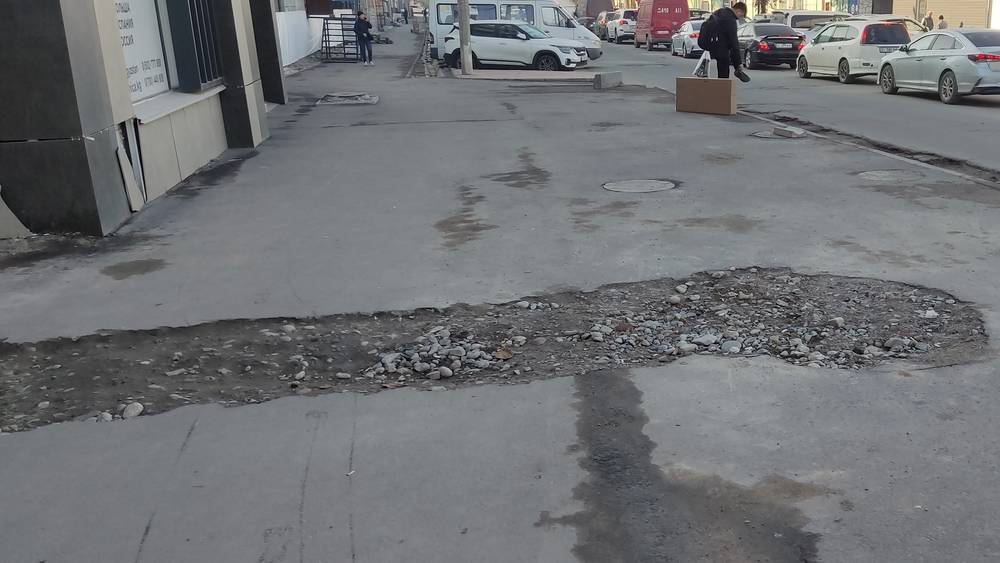 На Кулатова раскопали новый тротуар и не восстановили. Фото