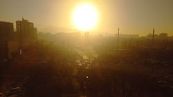Житель дома выше Южной магистрали жалуется на смог. Фото