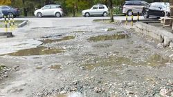 Возле домов на Ибраимова—Боконбаева сняли асфальт, но не восстановили. Фото