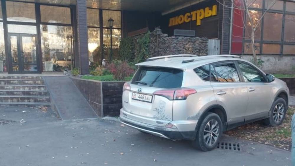 «Тойота RAV4» со штрафами 9200 сомов припаркована на газоне. Фото