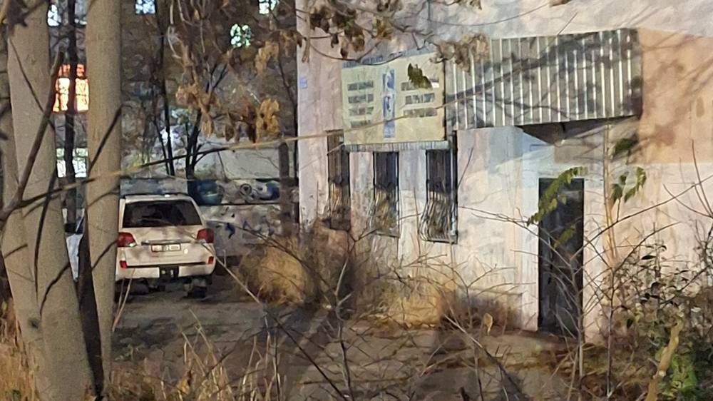 На территории бывшего здания Горкомспорта организовали парковку. Фото