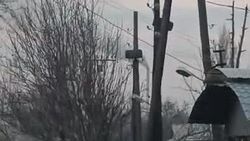 Дым из трубы бетонного завода в Лебединовке. Видео