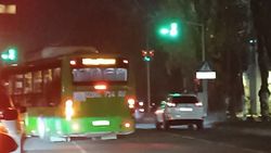 Автобус №162 повернул со второго ряда. Видео