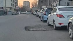Яма на дороге по Токтогула. Фото