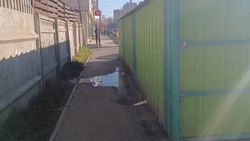 В Востоке-5 грязь из мусорки стекает на тротуар. Видео горожанина