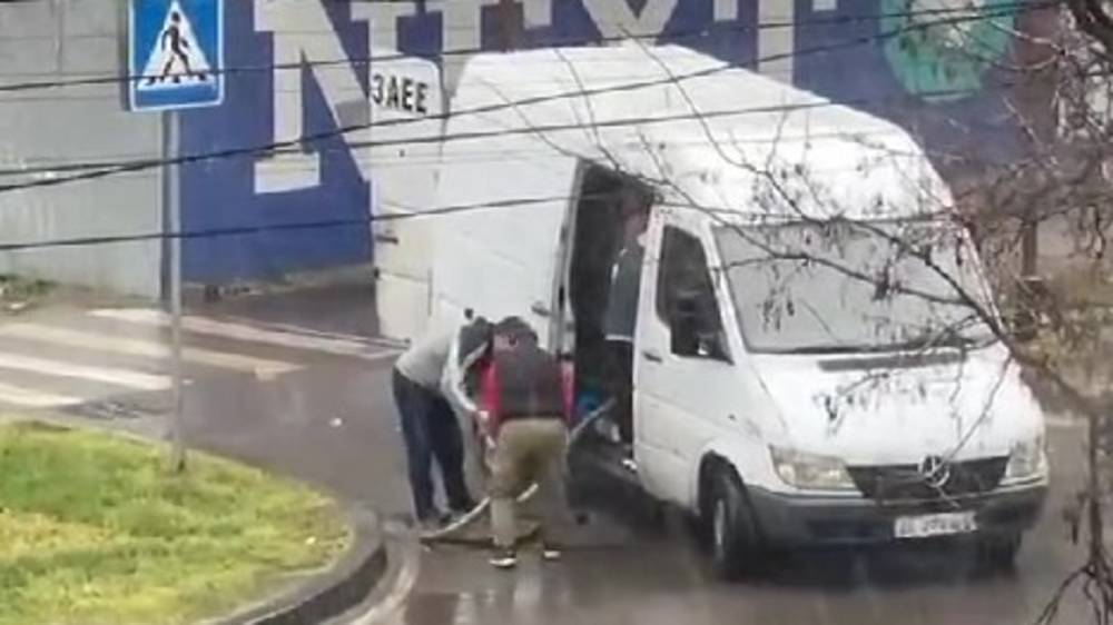 Мужчины на «Спринтере» сливают что-то в люк. Видео горожанина