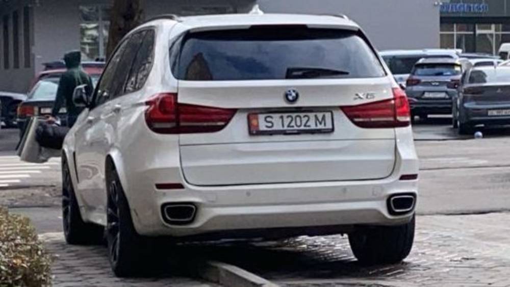 BMW X5 припарковали, заехав на тротуар. Фото