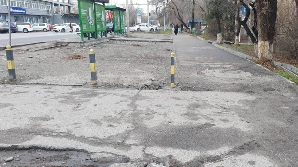На Суеркулова установили железные стойки, но водители проезжают по тротуару. Ответ мэрии