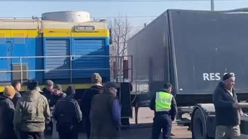На Мурманской поезд врезался в фуру. Видео