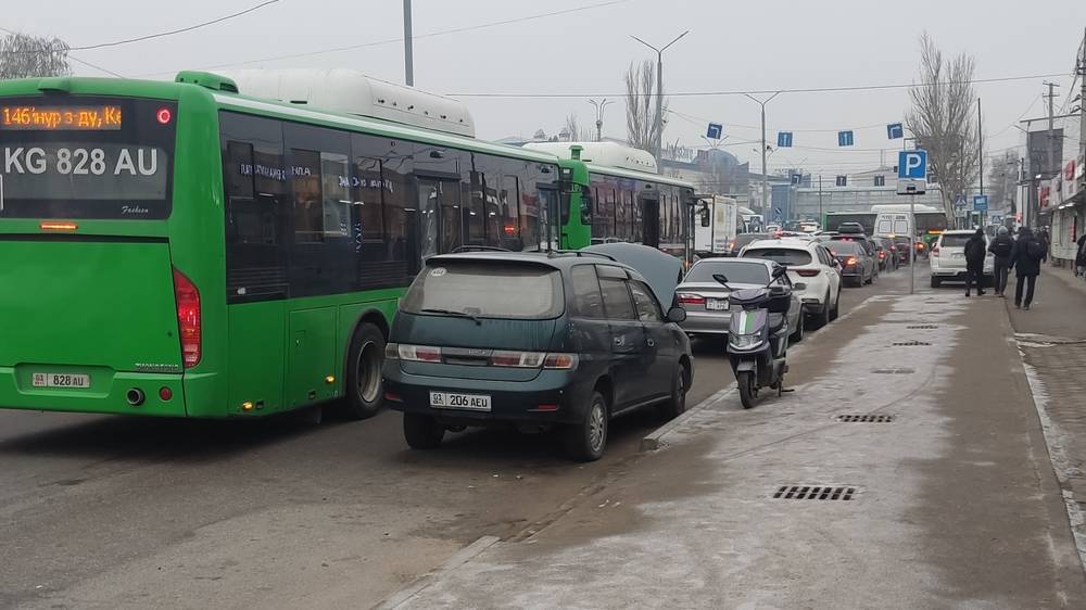 На остановке возле Аламединского рынка автобусы останавливаются на второй полосе, потому что остановка заполнена авто, - горожанин