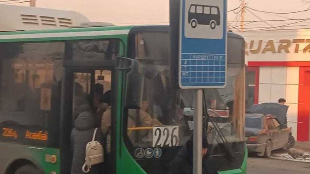 У автобуса №226 не закрываются двери из-за пассажиров. Фото горожанина