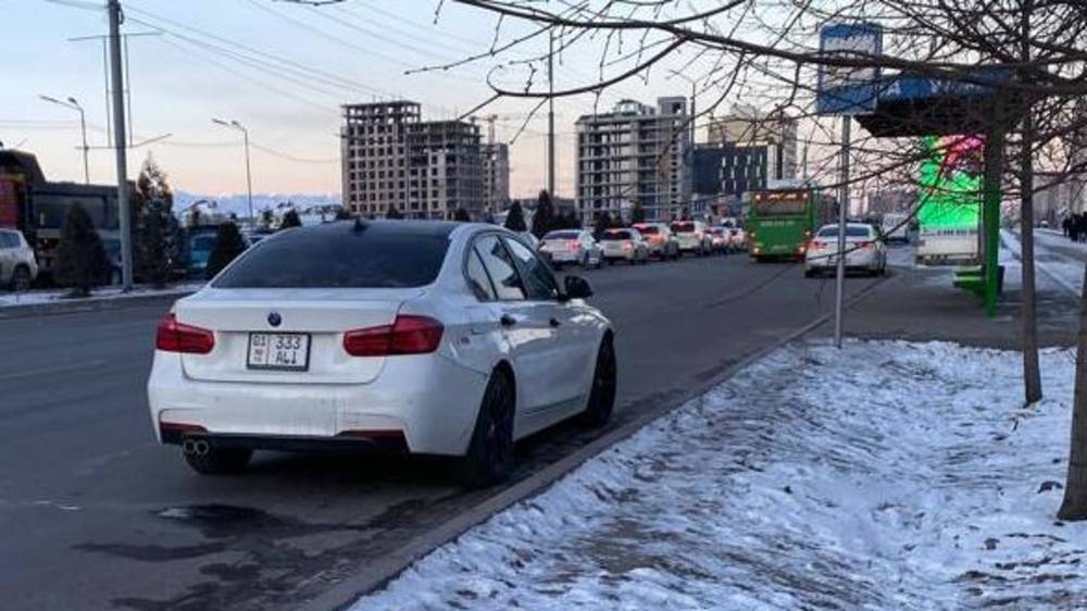 BMW 320 заблокировал подъезд к остановке на Южной магистрали. Фото