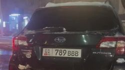 На Московской «Субару Аутбэк» припарковали, заблокировав одну полосу. Видео