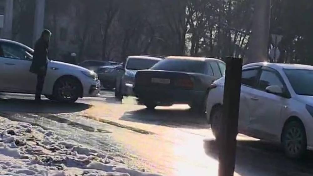 На Ахунбаева столкнулись две машины, образовался затор. Видео горожанина