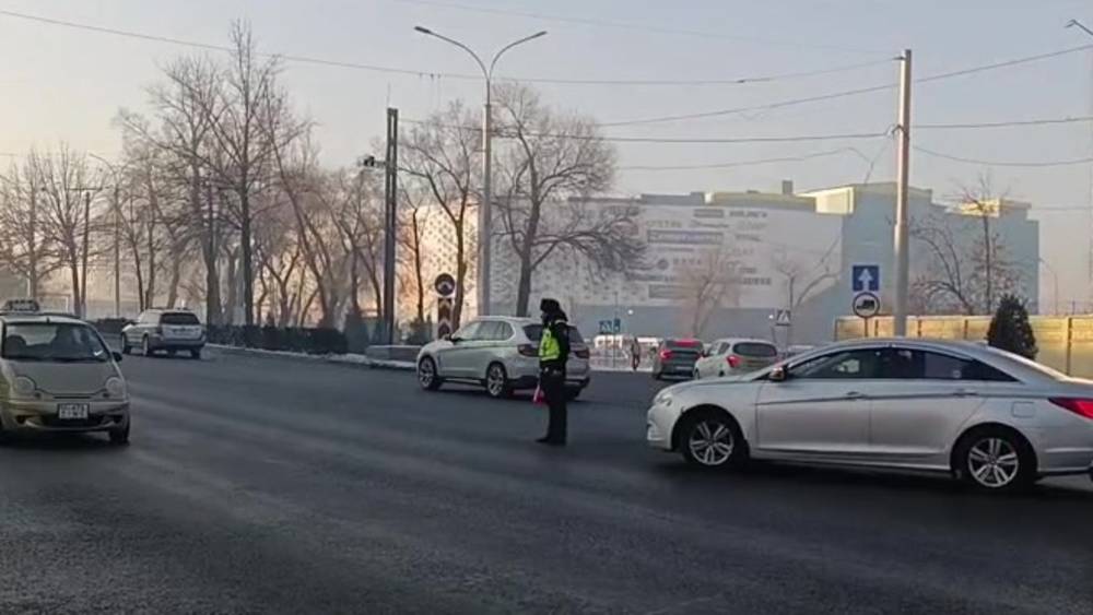 Горожанка жалуется на работу регулировщика на Айтматова. Видео
