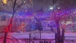 Еще один столичный двор, украшенный к Новому году. Видео и фото