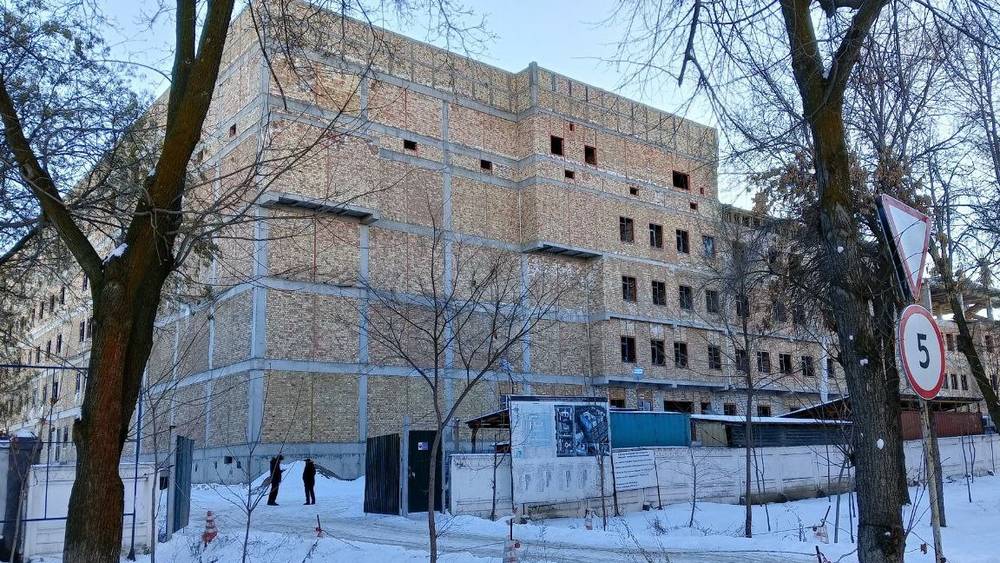 На территории детской больницы строят новый корпус. Фото горожанина