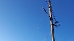 Житель жилмассива Кырман жалуется на аварийные столбы и оголенные провода. Видео
